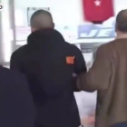 Imagen de de la deportación a Gran Bretaña del hijo de un concejal laborista que quería entrar en Siria.-Foto: YOUTUBE