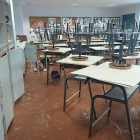 Las clases están aún llenas de agua y barro, así como los primeros estantes de los armarios, lo que hace imposible su uso.-ECB