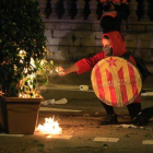 Uno de los manifestantes prendiendo fuego.-FERRAN NADEU