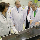 Juan Vicente Herrera, ayer, durante su visita a la planta de Boecillo de Aciturri, junto al presidente del grupo, Ginés Clemente (d).-J. M. LOSTAU
