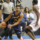Ricky Rubio dribla a un jugador de Angola en el amistoso celebrado en Burgos el pasado verano.-SANTI OTERO