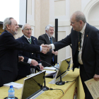 López Gómez (derecha) recibe su diploma de la directiva de la Real Academia de Farmacia.RANF