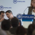 Mariano Rajoy conversa con Garcia Albiol durante el discurso de  Alicia Sanchez Camacho en su visita a Barcelona para presidir la junta del PP en Catalunya.-JORDI COTRINA