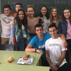 Los alumnos de Quebec y de la región Rhône-Alpes con sus compañeros españoles en el IES Diego de Siloé.-ECB