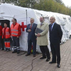 Voluntarios de Cruz Roja y responsables de las entidades que han formado el acuerdo, a la entrada del puesto médico avanzado.-RAÚL G. OCHOA