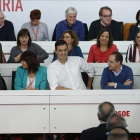 Pedro Sánchez con los dirigentes socialistas al inicio de la reunión del comité federal, en Madrid.-DAVID CASTRO