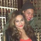 Beyoncé, con su madre Tina, durante la cena de cumpleaños de esta en el restaurante Del Frisco Grilles de Santa Mónica (California).-INSTAGRAM