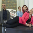 Alberto Estébanez posa con algunas de las bailarinas que protagonizan ‘Esta no es una historia de mujeres’.-RAÚL G. OCHOA