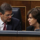 La vicepresidenta del Gobierno, Soraya Sáenznez de Santamaría, en el Congreso, junto al ministro de Justicia, Rafael Catalá.-EFE