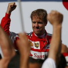 El ganador, Sebastian Vettel, celebrando su victoria en el Gran Premio de F1 en Hungría.-Foto: REUTERS / LASZLO BALOGH