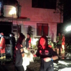 Los bomberos y policías tailandeses recuperan los cadáveres de las niñas fallecidas en el incendio del colegio.-STR