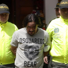 Juan Carlos Mesa, alias Tom, flanqueado por policías colombianos.-LUIS EDUARDO NORIEGA / EFE