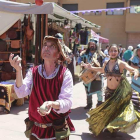Malabaristas pasea por la mercado medieval-RAÚL OCHOA