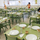 Varias monitoras de comedor preparan las mesas en un colegio. RAÚL G. OCHOA