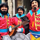 Tres de los componentes de la muy aplaudida chirigota del Papamoscas, afinados, afilados y enfilados con el público.-