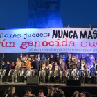 Miles de personas se concentraron en el centro de Buenos Aires para protestar contra el fallo de la Corte Suprema que rebaja la pena de un civil condenado por secuestros y torturas cometidos durante la última dictadura cívico militar (1976-1983).-EFE