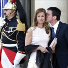 Manuel Valls y Anne Gravoin, en un acto oficial en el 2015.-ETIENNE LAURENT