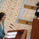 La candidata a la presidencia de la Comunidad de Madrid, Isabel Díaz Ayuso, y el líder del PSOE madrileño, Ángel Gabilondo, en el debate de investidura.-JOSÉ LUIS ROCA