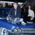 El actor estadounidense Johnny Depp, posando sobre un coche, esta noche en el festival de Glastonbury, en Inglaterra.-EFE / NIGEL RODDIS
