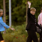 Angela Merkel, custodiada por Beate Baumann (derecha) y Eva Christiansen, a la llegada de la cancillera a un estudio de TV de Berlín.-REUTERS / ARND WIEGMANN