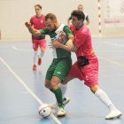 Juanto protege la pelota ante el jugador del Otxartabe Yerai.-ISRAEL L. MURILLO