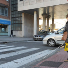 Una mujer invidente cruza un paso de peatones de la ciudad.-Israel L. Murillo