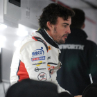 El piloto español Fernando Alonso se reúne con su equipo.-/ EFE / GERARDO MORA (GERARDO MORA)