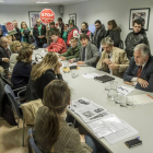 Los intengrantes de la plataforma en su entrada a la reunión del consejo del IMC, en el Teatro Principal.-SANTI OTERO