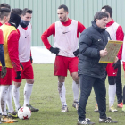 Alejandro Menéndez da instrucciones a sus jugadores durante el entrenamiento de ayer.-ISRAEL L. MURILLO