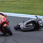 Maverick Viñales (Yamaha) se cae, en la curva 10, justo cuando pretendía superar a Marc M’rquez (Honda).-ALEJANDRO CERESUELA