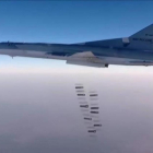 Un avión de combate ruso Tu-22M3 bombardea la ciudad siria de Day al-Zawr.-EFE