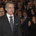 El lendakari Urkullu, con Sáenz de Santamaría y Puigdemont al fondo, aplaudido tras tomar posesión del cargo.-LUIS TEJIDO