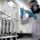 Una química trabaja en el laboratorio antidopaje de Madrid.-