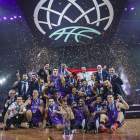 Plantilla y cuerpo técnico del Hereda San Pablo Burgos celebran el título de la BCL logrado en Atenas el 4 de octubre. FIBA