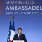 Macron, durante su discurso ante los embajadores de Francia.-EFE / YOAN VALAT