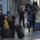Agentes de la Policía Nacional abandonan los hoteles de Reus donde se alojaron, el pasado 5 de octubre.-VINCENT WEST/REUTERS