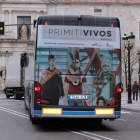 Imagen de la publicidad de la nueva campaña en un autobús de línea.-ECB