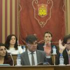 Un momento de una de las votaciones a mano alzada, ayer, en el Pleno municipal de abril.-RAÚL G. OCHOA