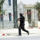 Agentes de las fuerzas de seguridad tunecinas toman posiciones junto al museo Bardo, este miércoles.-Foto:   AFP / FETHI BELAID