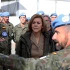 La ministra de Defensa, Dolores de Cospedal, en su visita a las tropas desplegadas en Líbano.-EFE/ KIKO HUESCA