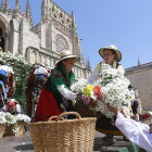 Las margaritas rojas y blancas fueron las protagonistas en las ofrendas aunque los ramos de todas las reinas y corporativos fueron multicolores.-RAÚL G. OCHOA