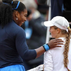 Serena Williams saluda a la kazaja Yulia Putintseva tras su partido de este jueves.-AFP / MARTIN BUREAU