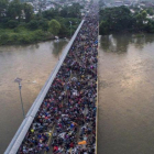 Vista aérea del puente de la frontera entre Guatemala y México en Ciudad Hidalgo (Chaipas), llena de integrantes de la caravana de hondureños, el 20 de octubre del 2018-AFP / PEDRO PARDO