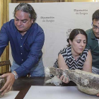 Roberto Ortega, Caterine Arias y Fidel Torcida, ayer, durante la presentación de la décimo quinta campaña de excavaciones en la Sierra de la Demanda-Santi Otero