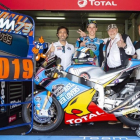 Àlex Márquez, en el centro, junto a los máximos responsables del equipo de Moto2 en el que continuará. /-ESTRELLA GALICIA 0.0 PRESS