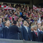 El Rey escucha el himno español entre pitos durante la final de la Copa del Rey entre el Barça y el Athletic en el Camp Nou.-JORDI COTRINA