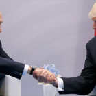 Putin y Trump se dan la mano en su reunión del día 7, en el marco de la cumbre del G-20.-REUTERS