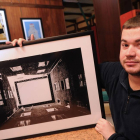 Mariano Bravo Santamaría posa con su obra.-I