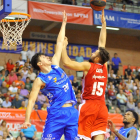Huskic puntea el lanzamiento de Cate, ayer, en Murcia.-ACB PHOTO / J. BERNAL