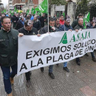 Donaciano Dujo y Esteban Martínez encabezaron la concentración de ayer frente a la Subdelegación del Gobierno en Burgos.-RAÚL G. OCHOA